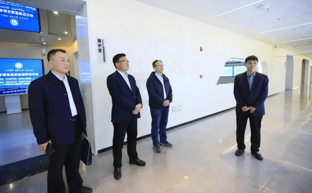 花花牛乳業(yè)集團(tuán)黨委書記、董事長唐洪峰一行赴中原食品實(shí)驗(yàn)室同中國工程院院士、中原食品實(shí)驗(yàn)室主任任發(fā)政座談交流