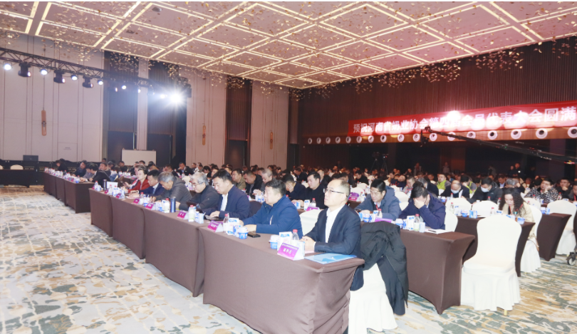 河南奶業(yè)發(fā)展啟航新征程——花花牛乳業(yè)集團(tuán)黨委書記、董事長(zhǎng)唐洪峰當(dāng)選河南省奶業(yè)協(xié)會(huì)會(huì)長(zhǎng)