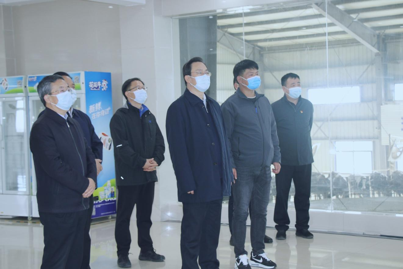 河南省人大常委會黨組書記、副主任孔昌生蒞臨花花牛魯山瑞亞牧場參觀調研