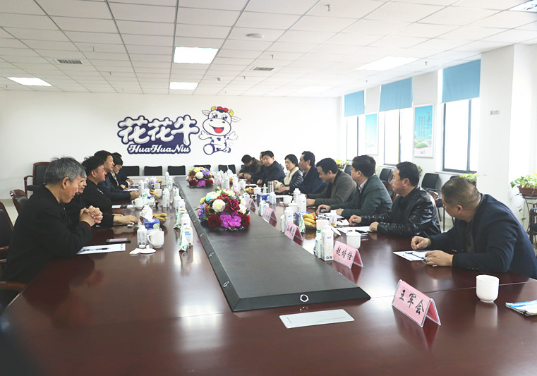 封丘縣縣長王獻臣一行蒞臨 花花牛集團養(yǎng)殖、乳品事業(yè)部參觀調研