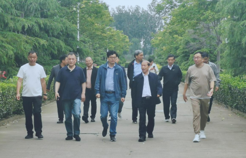 花花牛丨河南農(nóng)業(yè)大學黨委副書記、校長介曉磊一行蒞臨花花牛河南瑞亞參觀調(diào)研