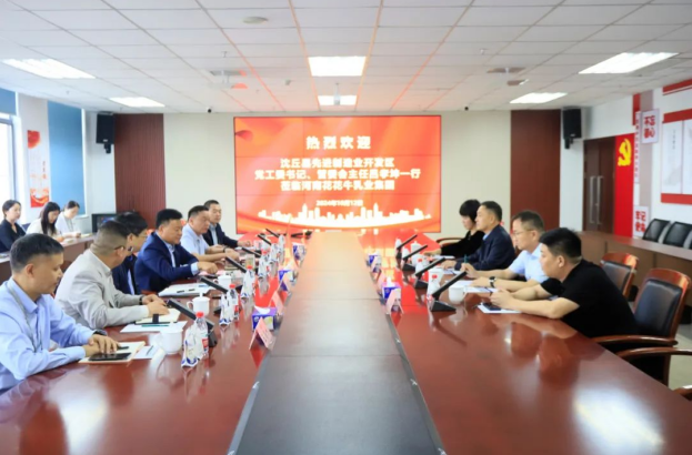 沈丘縣先進制造業(yè)開發(fā)區(qū)黨工委書記呂孝坤、金絲猴食品有限公司董事長李旸等一行到訪河南花花牛乳業(yè)集團